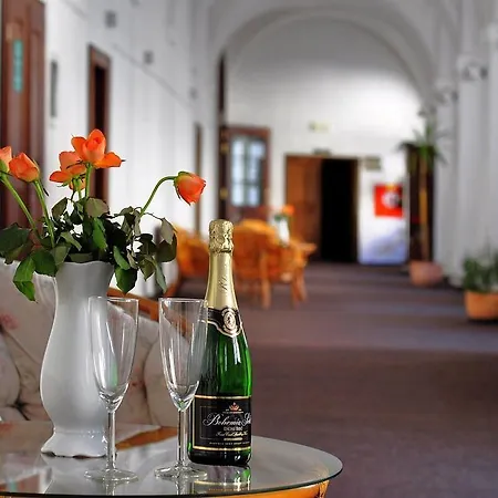 Otel Zamek Cerveny Hradek Jirkov