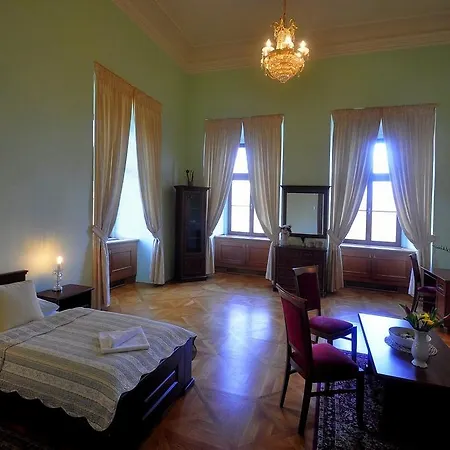 Otel Zamek Cerveny Hradek Jirkov