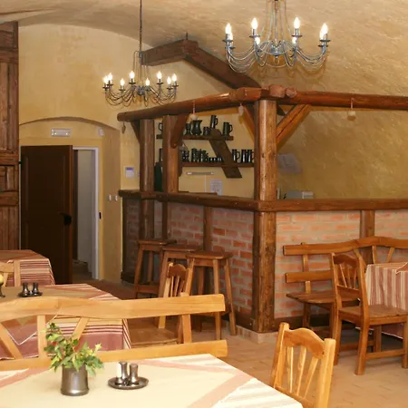Zamek Cerveny Hradek Hotel 3*