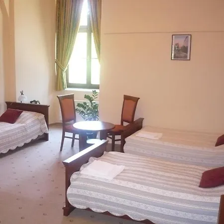 Zamek Cerveny Hradek Otel Jirkov