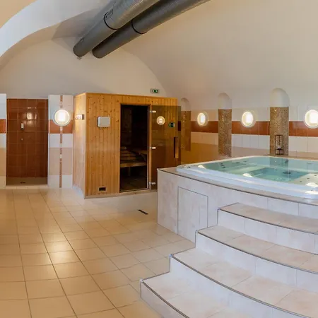 Otel Zamek Cerveny Hradek