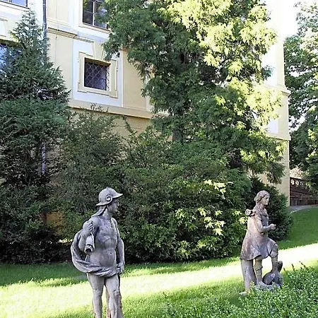 Otel Zamek Cerveny Hradek Jirkov