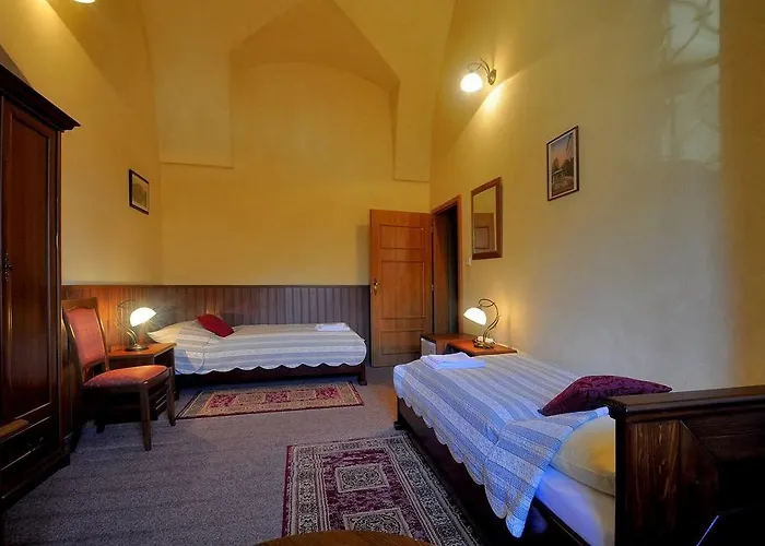 Zamek Cerveny Hradek Otel Jirkov