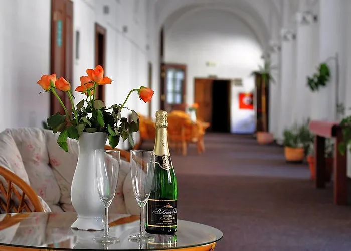 Otel Zamek Cerveny Hradek Jirkov