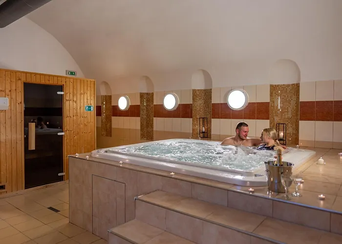 Zamek Cerveny Hradek Otel Jirkov